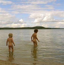 Två barn badar.