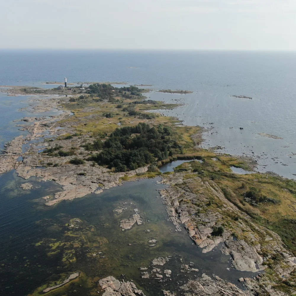 En ö med mycket klippor och en horisont.