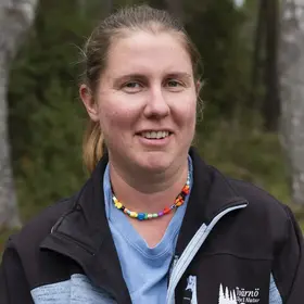 En kvinna som heter Katarina Johansson står med en skog bakom sig.