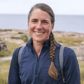 En kvinna som heter Kerstin Söderberg står med hav och klippor bakom sig.