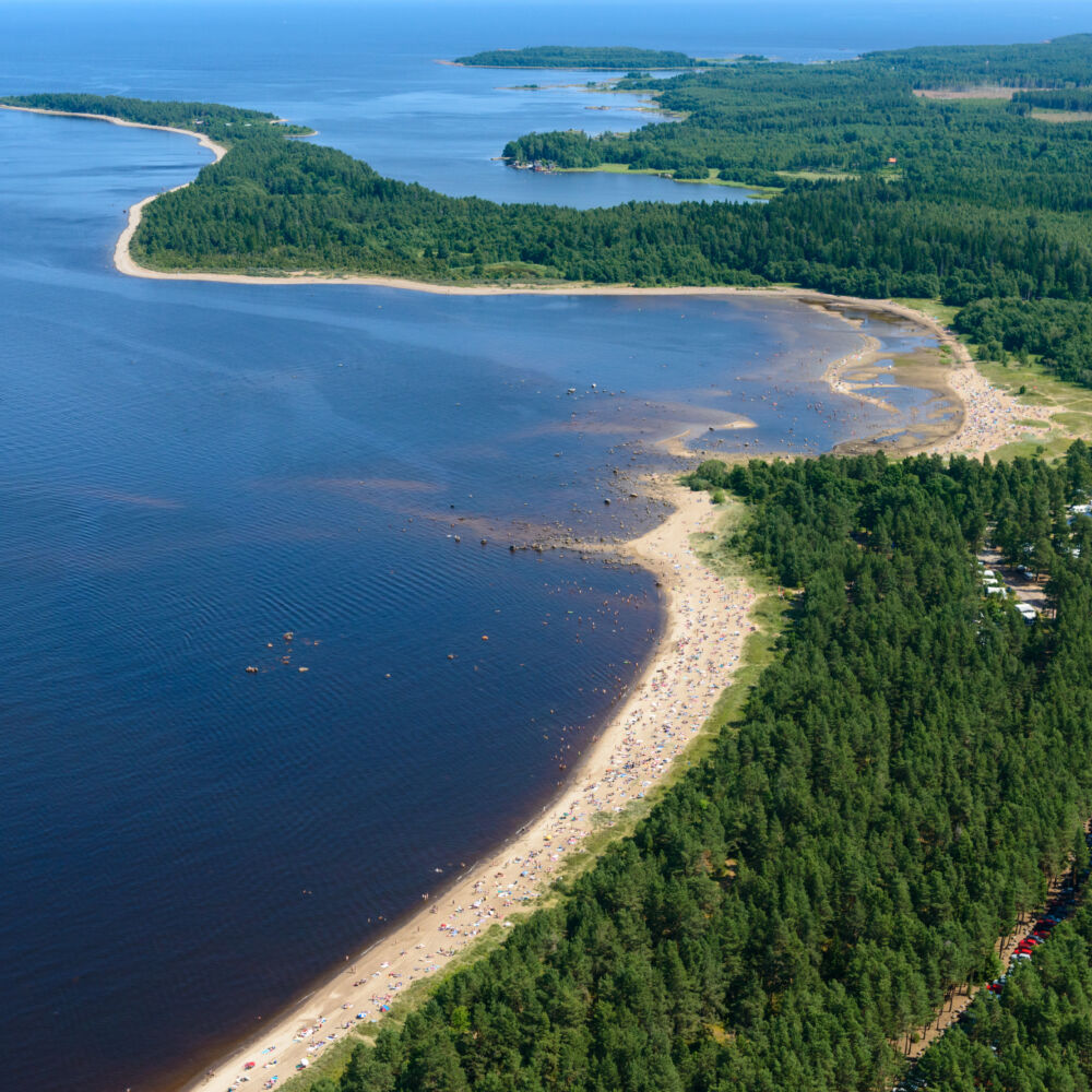 En havskust med lång sandstrand sett från luften