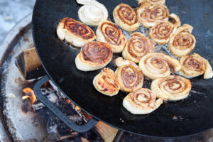 Kanelbullar på en stekhäll på öppen eld.