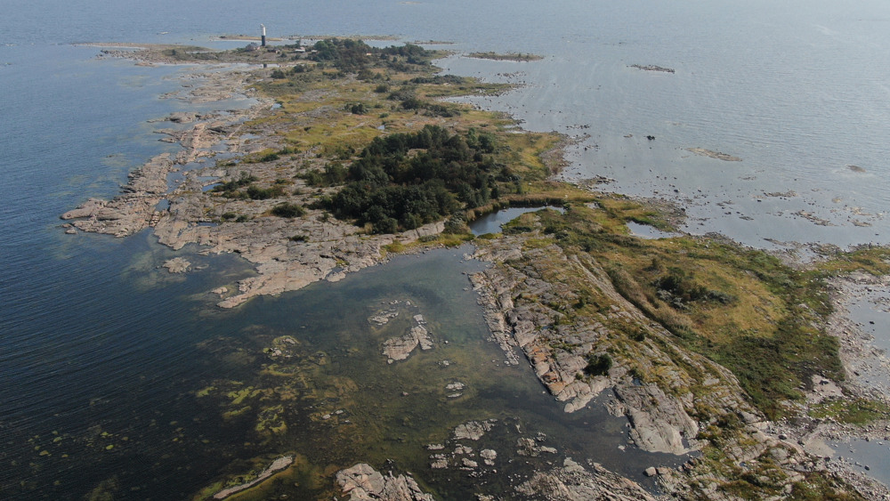 Flygbild över en ö i havet.