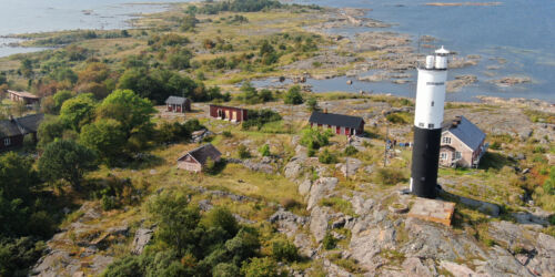 En fyr på en ö.