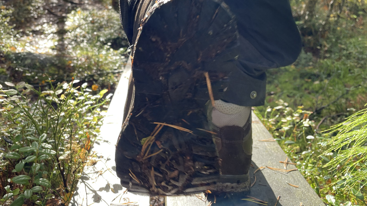 Vandrare på spång, närbild kängor>