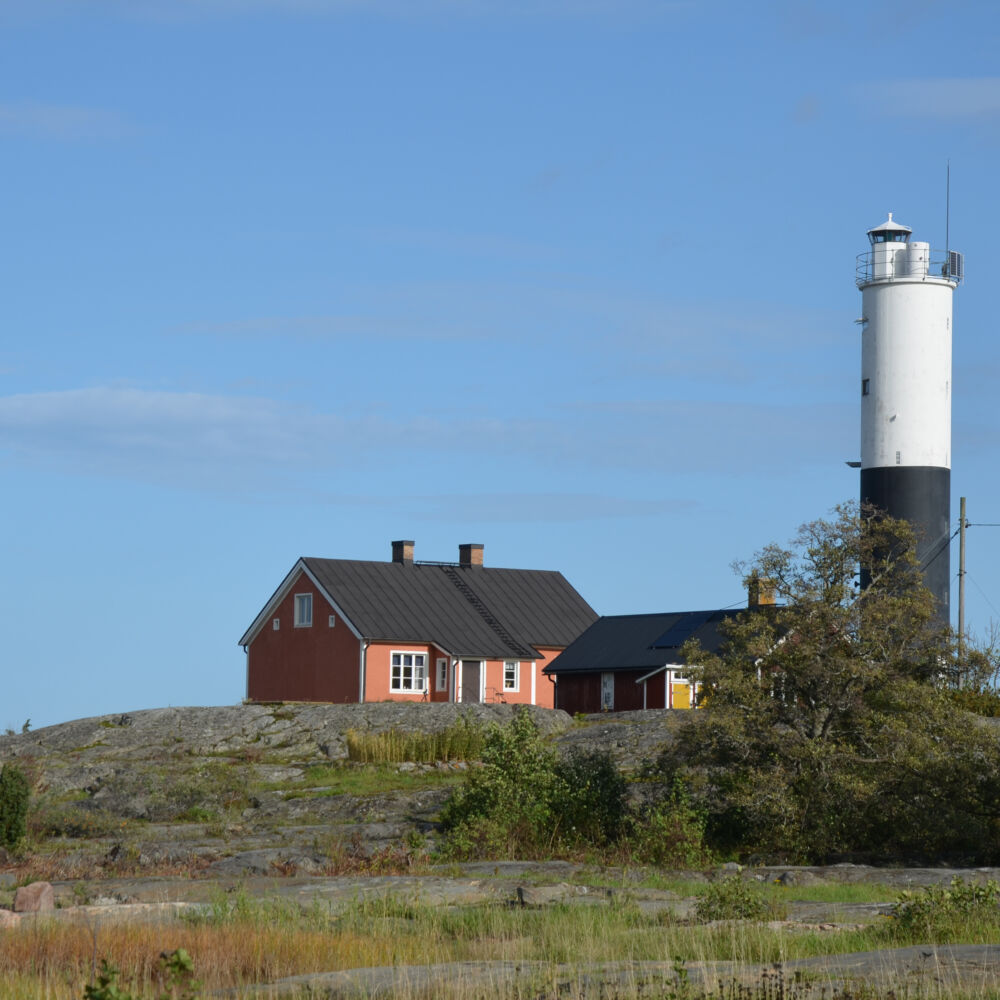 En hus och en fyr på en klippa