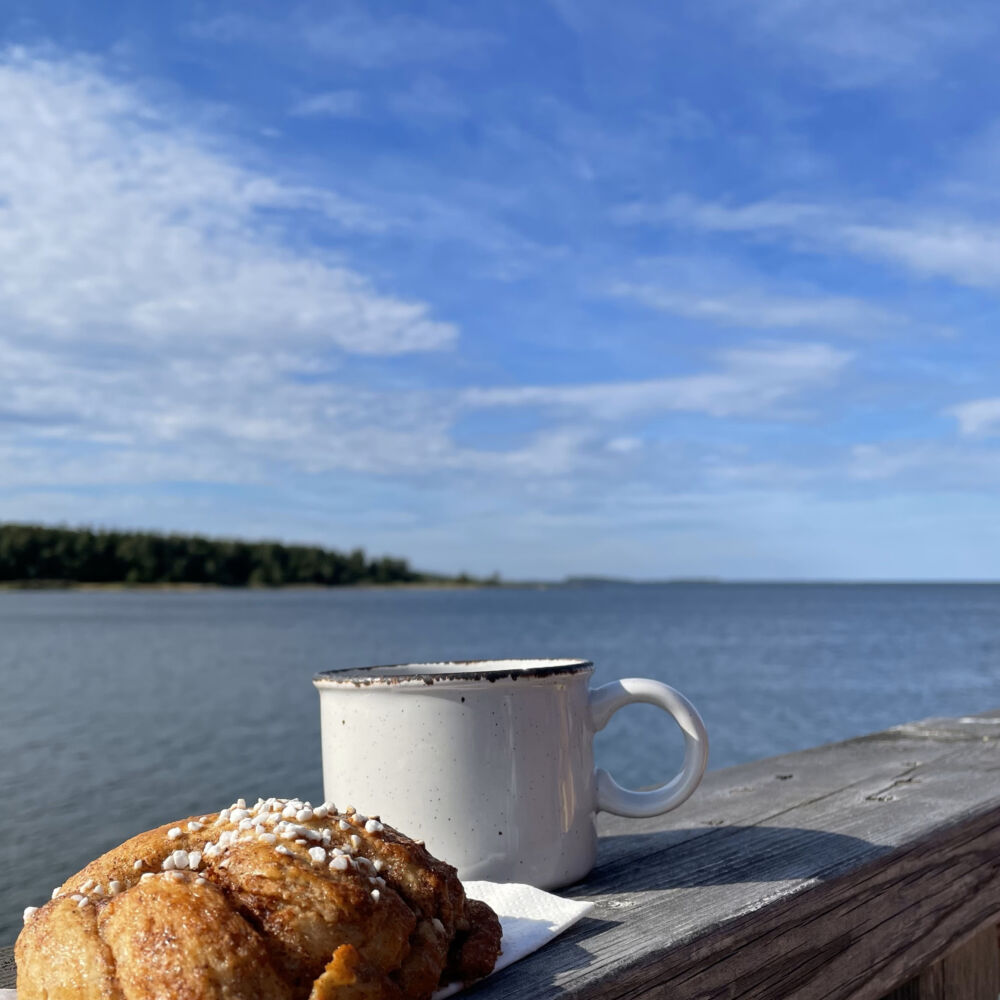 Kaffekopp, bulle och hav.