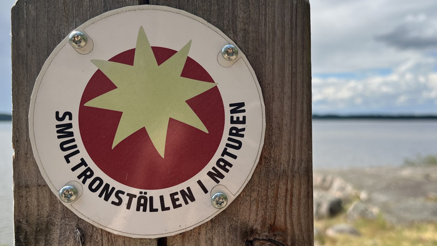 Skylt där det står Smultronställen i naturen, på Vattunödsberget