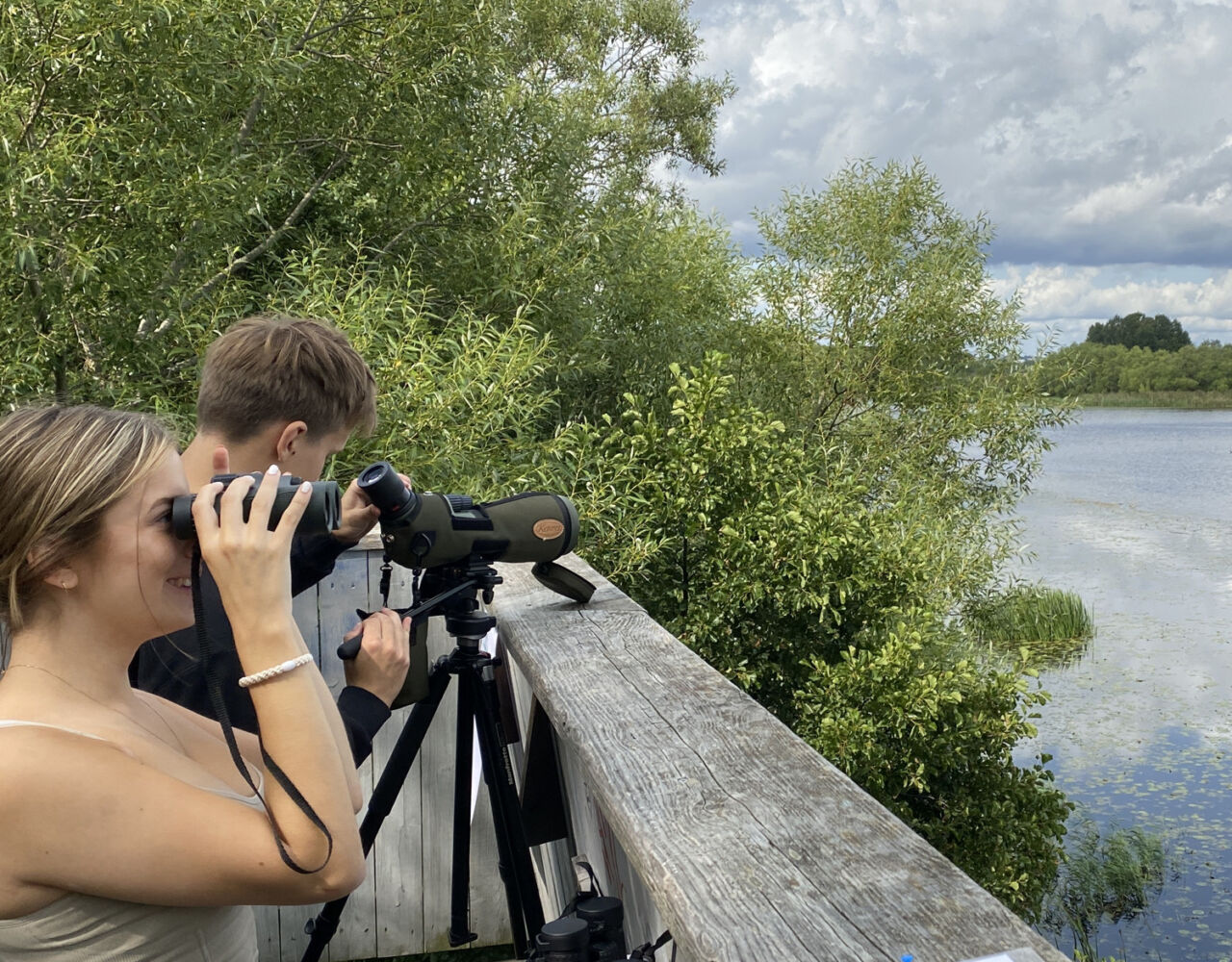 Ungdomar tittar i kikare>