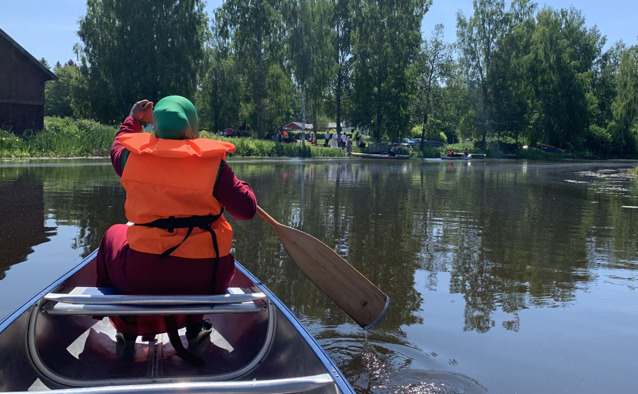 Kvinna med slöja paddlar kanot