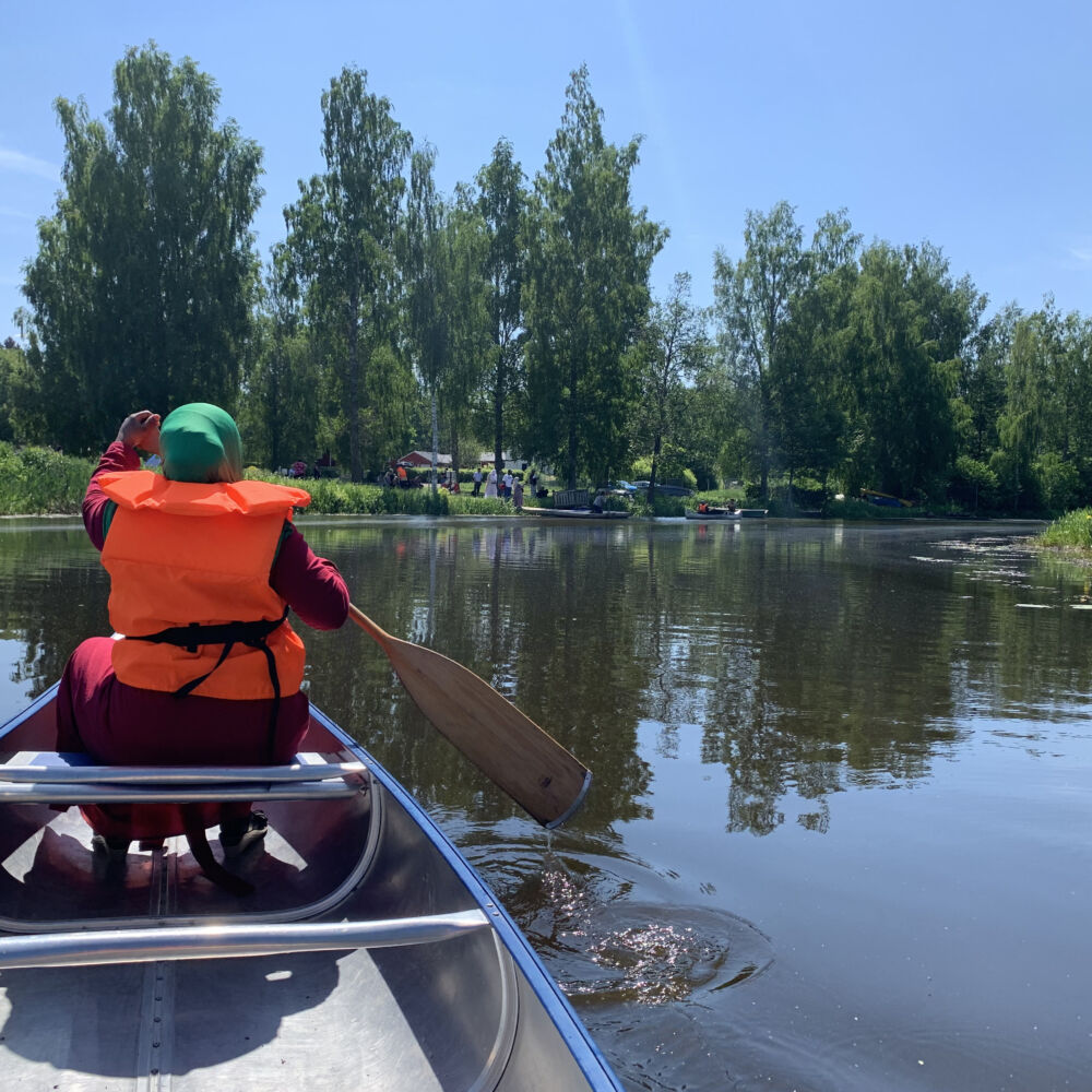 kvinna-fran-sfi-paddlar-kanot-i-stromsberg.jpg