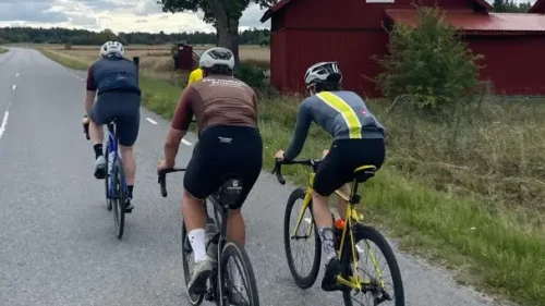 En grupp människor som cyklar längs en väg.