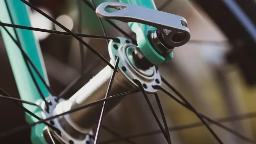 Närbild på ett cykelhjul
